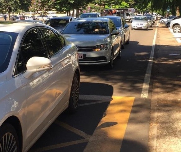 Maringaenses fazem 'buzinaço' pedindo abertura do comércio na cidade