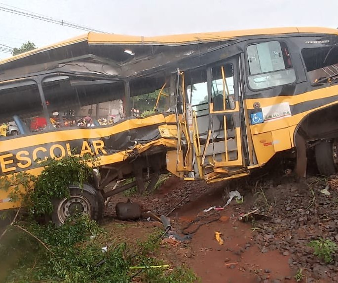 Acidente entre trem e ônibus da Apae deixa dois mortos e vários feridos em Jandaia do Sul