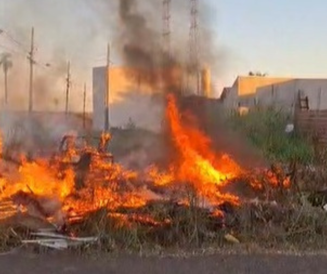Ouvinte alerta para queimadas em terrenos vazios em Maringá
