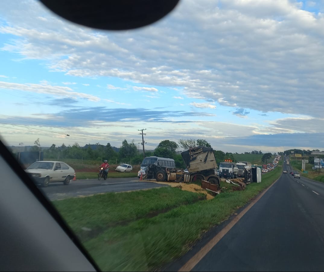 Acidente com três caminhões deixa trânsito congestionado na BR-376, em Maringá