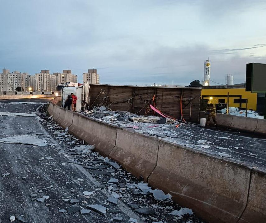 Carreta tomba no Contorno Norte em Maringá