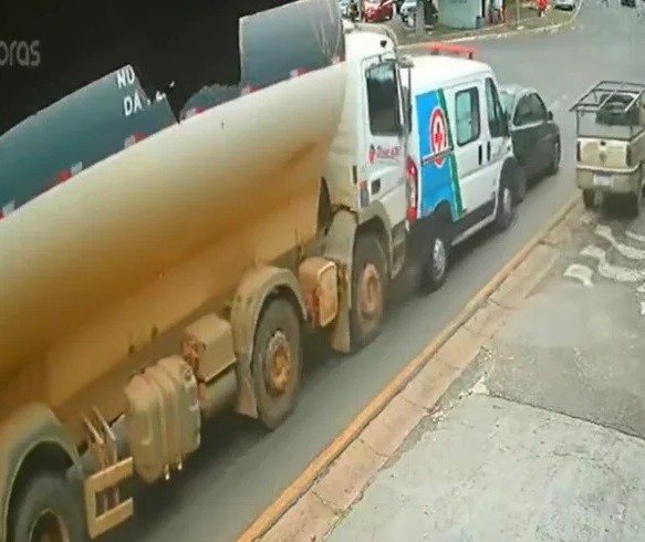 Caminhão desgovernado atinge quatro veículos em Ponta Grossa; veja vídeo