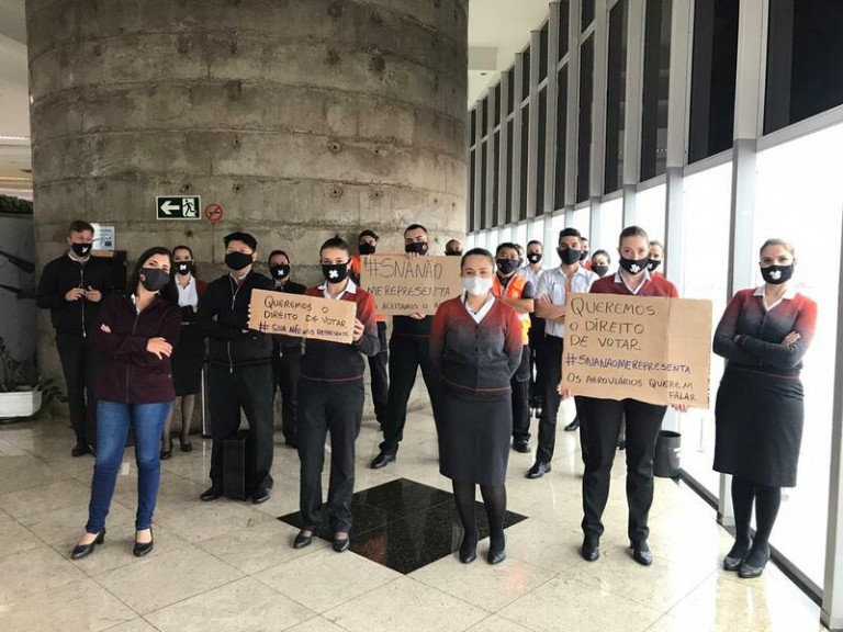 Funcionários da Gol fazem protesto no Aeroporto de Maringá