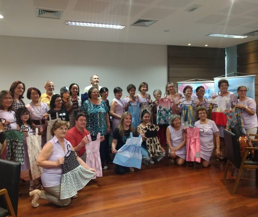 Idosas confeccionam 250 vestidos infantis no projeto "Retalhos com Vida"