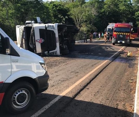 Caminhão tomba em cima de ponte e motorista fica ferido