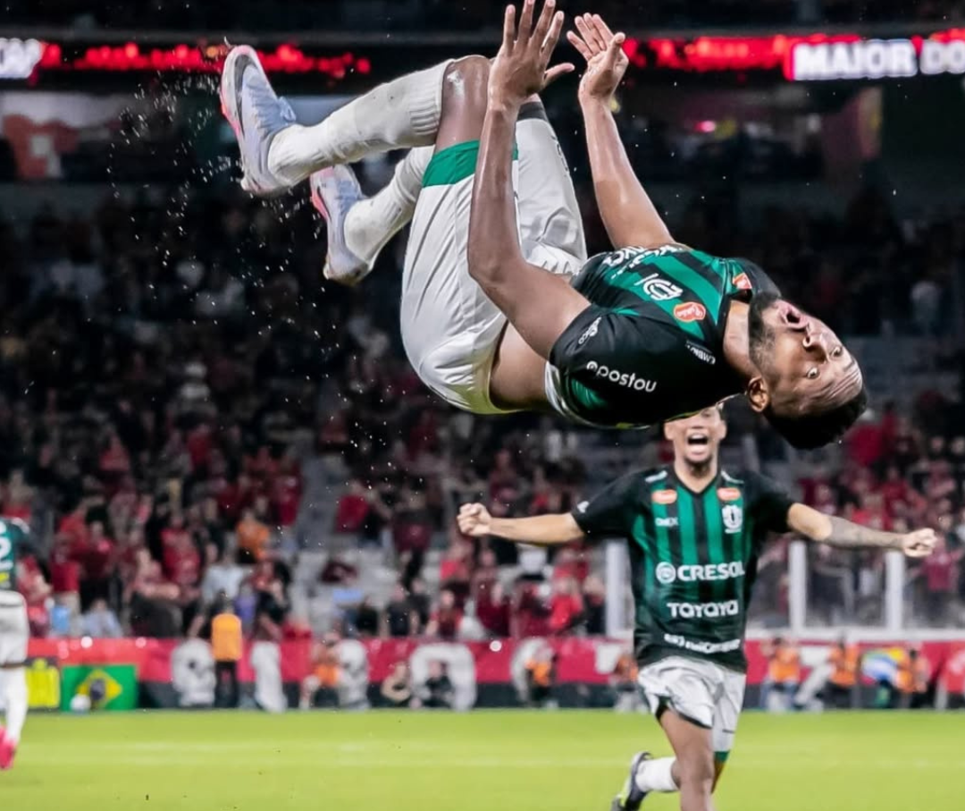 Maringá atropela o  Furacão na Ligga Arena e disputa a final com o Operário