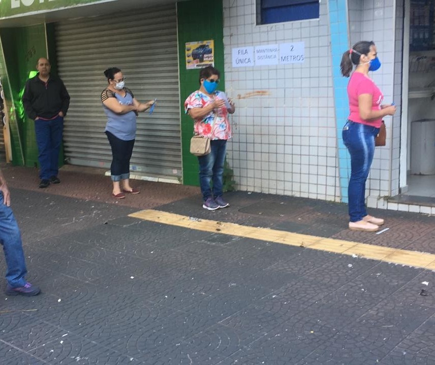 Lotéricas reabrem em Maringá com fila, mas distanciamento é respeitado