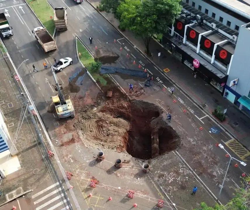 Imagens aéreas mostram dimensão da cratera na Avenida São Paulo, em Maringá; veja