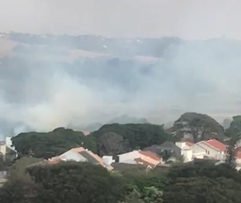 Incêndio atinge área do antigo aeroporto de Maringá; vídeo