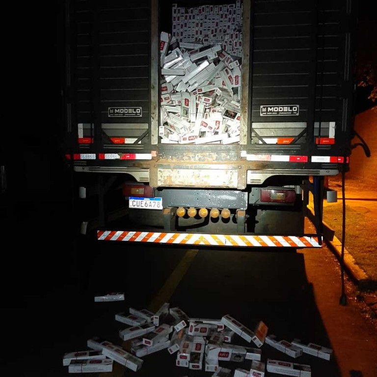 PM de Maringá apreende caminhão abarrotado de cigarros do Paraguai na região