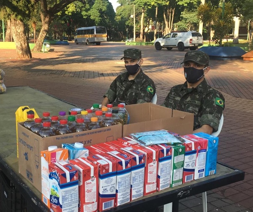 Drive-thru solidário arrecada alimentos, produtos de limpeza e higiene e agasalhos