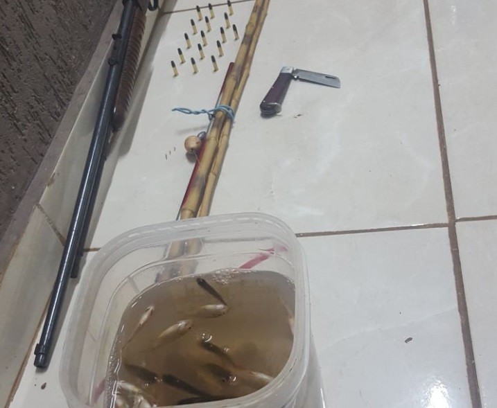 Casal é preso por porte ilegal de arma de fogo e pesca em período proibido