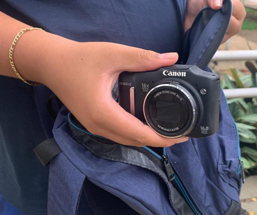 Estudante leva máquina fotográfica para substituir celular em sala de aula