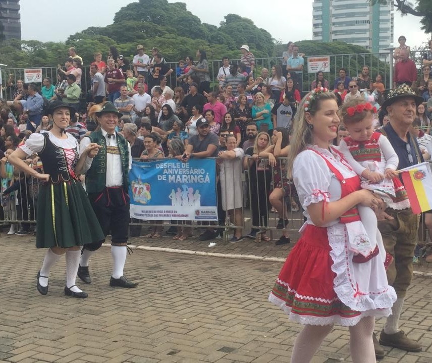 Desfile de aniversário reúne milhares de pessoas e homenageia mulheres