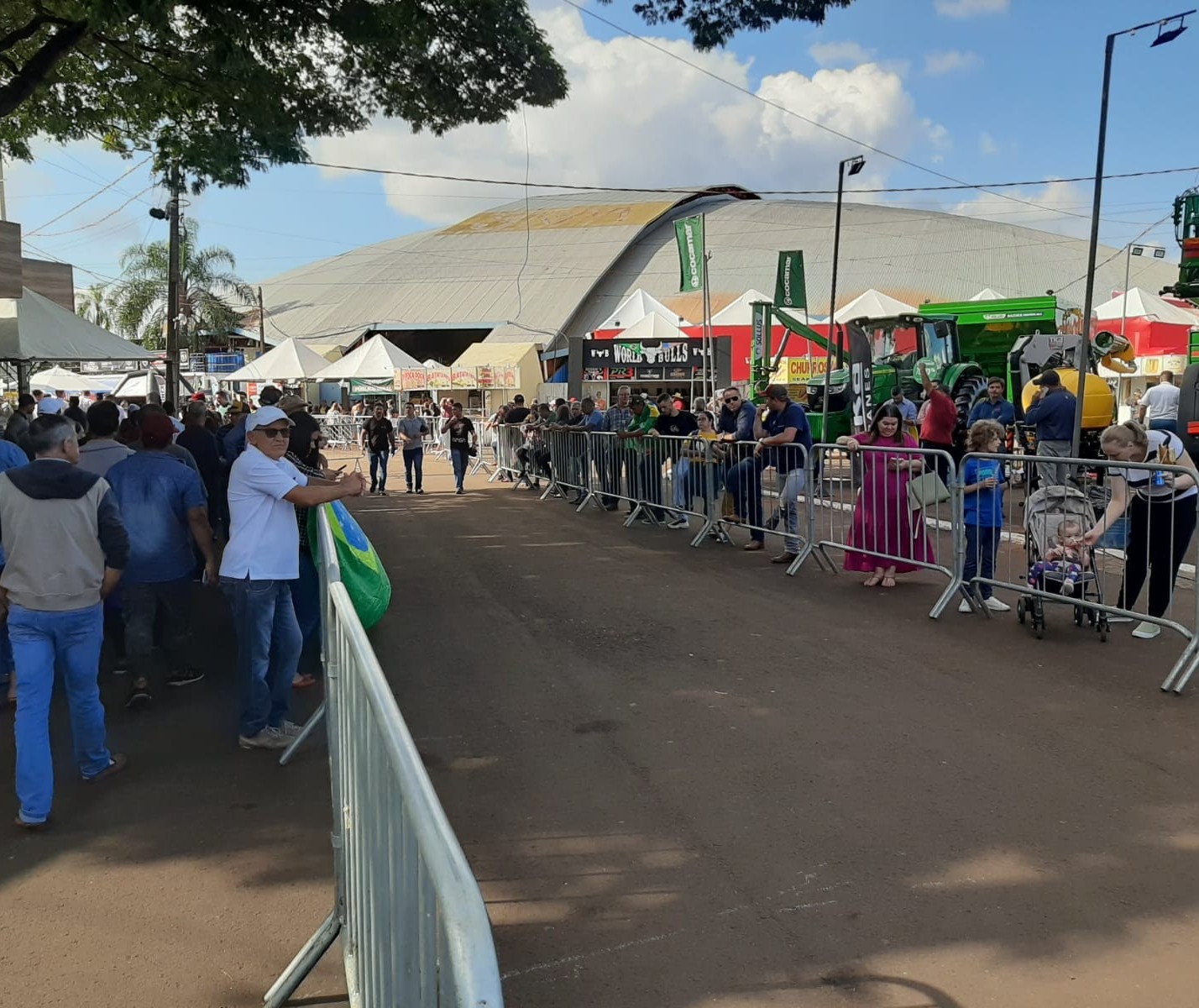  Apoiadores se posicionam no parque para acompanhar passagem do presidente na Expoingá