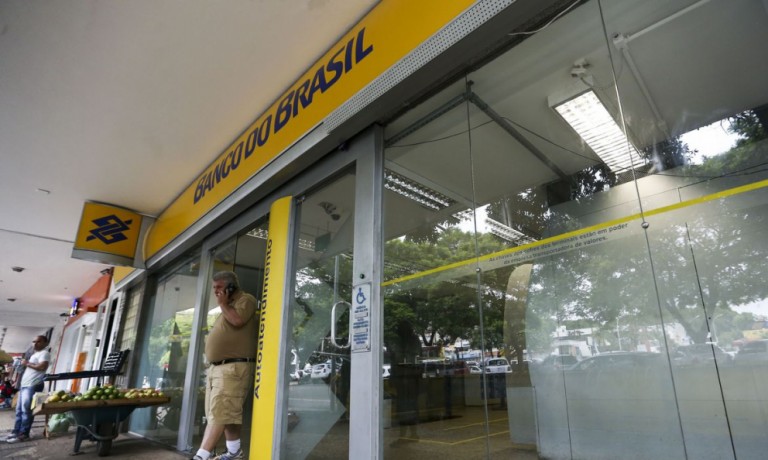 Bancos irão fechar nos dias 15 e 16 e só reabrem na quarta-feira (17) após ao meio-dia