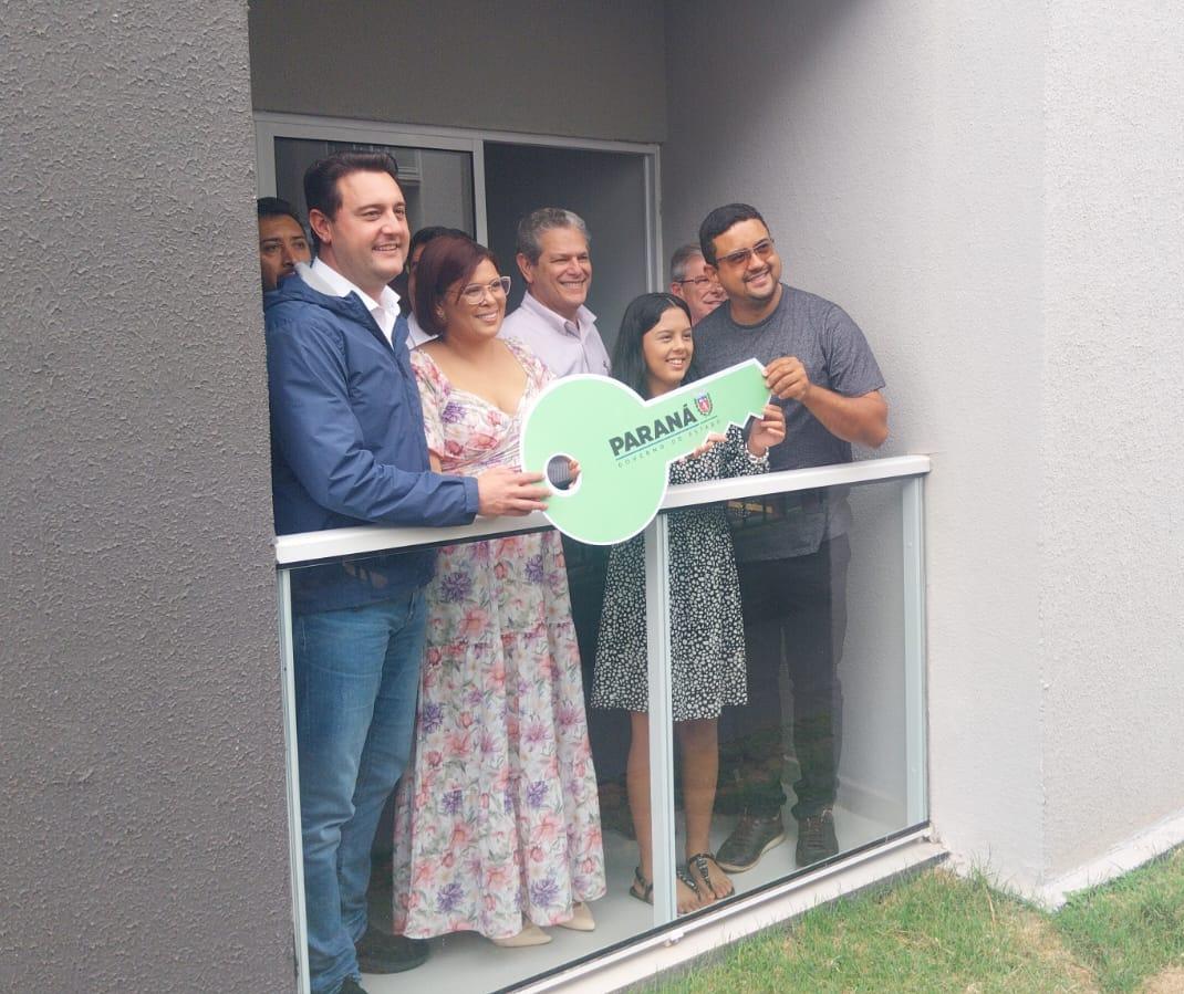 Governador entrega apartamentos e fala sobre IPVA