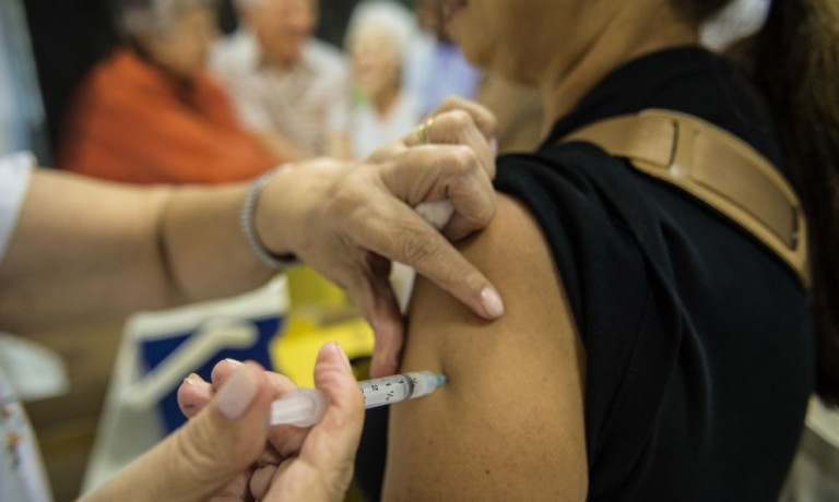Clientes entram em ‘fila’ para vacina nas clínicas particulares