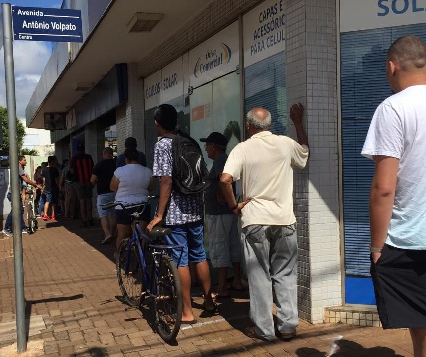 Com lotéricas abertas, clientes formam longas filas