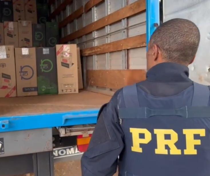 PRF apreende 125 mil maços de cigarros do Paraguai