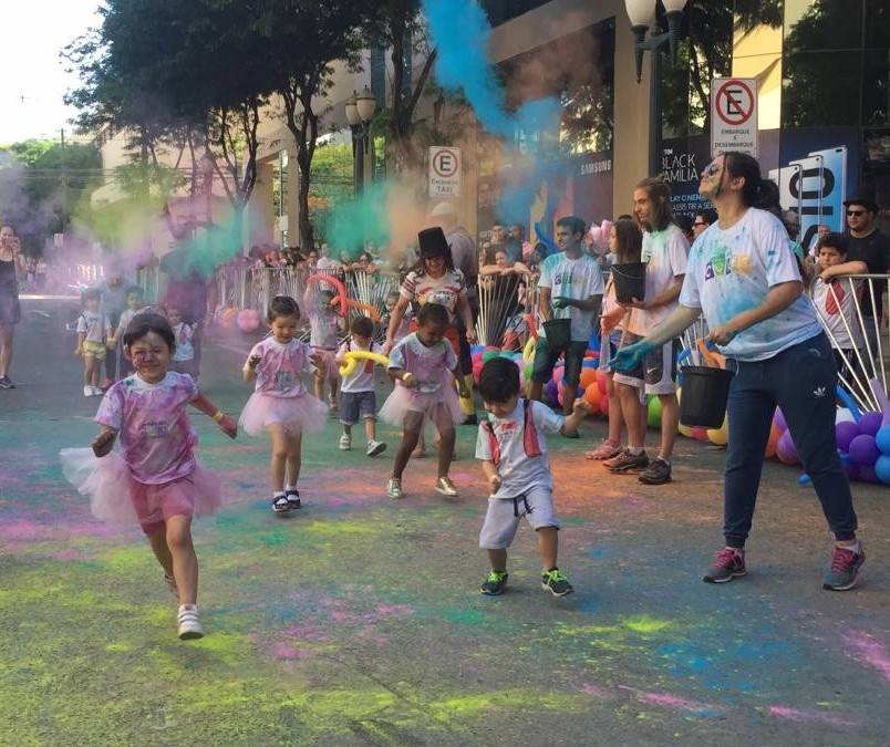 Corrida das Cores circense diverte crianças em Maringá