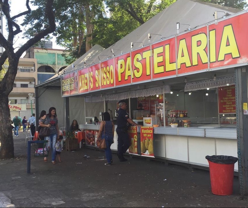 Barracas montadas no Maringá Encantada permanecem sem alvará em praça de Maringá