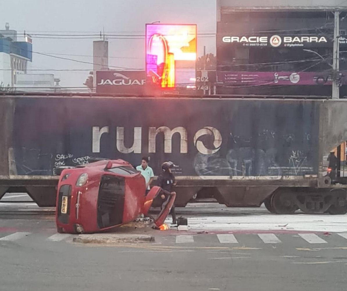 Polícia apura causa de acidente entre trem e veículos em Pinhais
