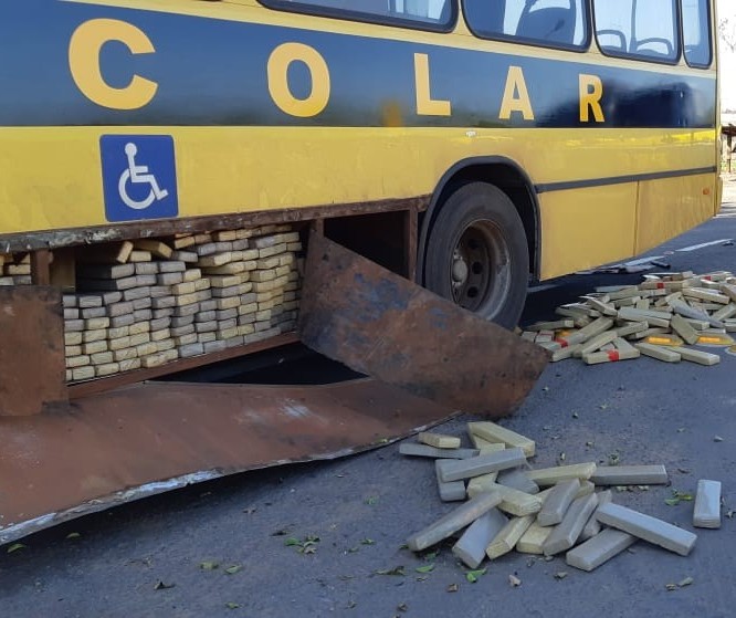 PRF apreende quase uma tonelada de maconha em ônibus escolar