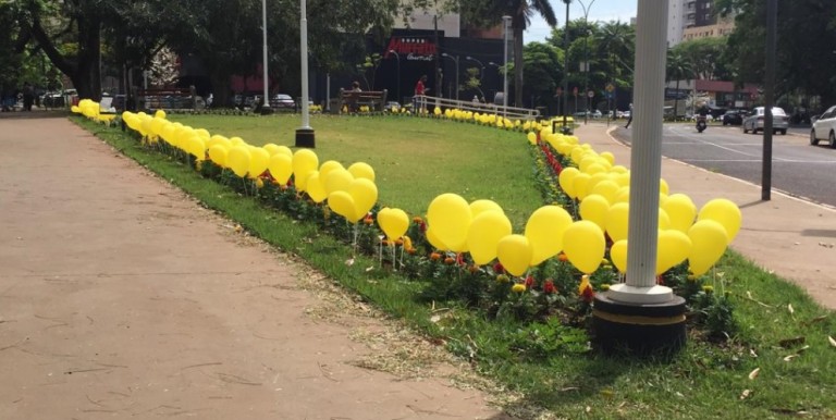 Balões amarelos enfeitam praça e dão boas-vindas à primavera