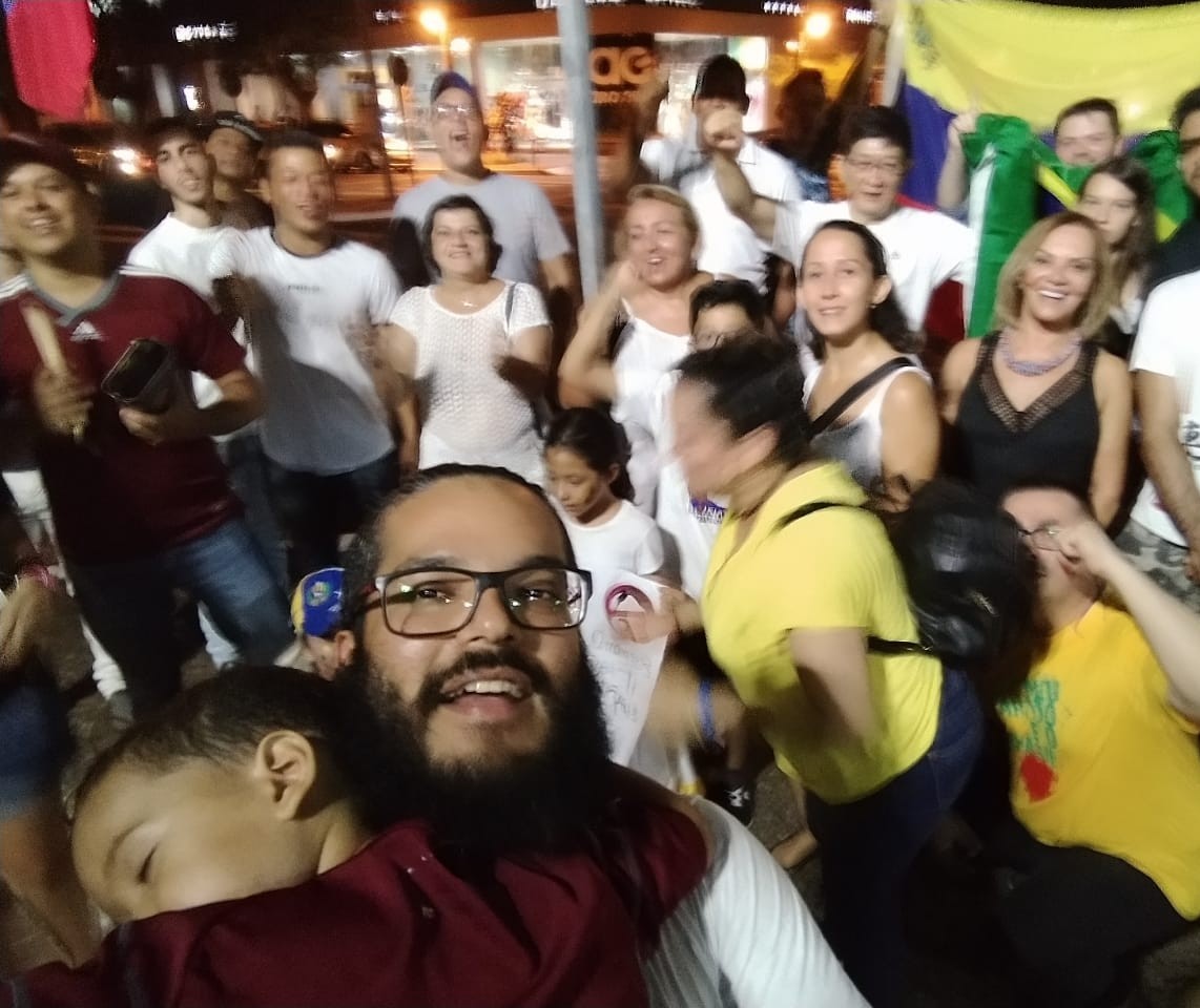 Venezuelanos protestam contra Maduro e comemoram Juan Guaidó