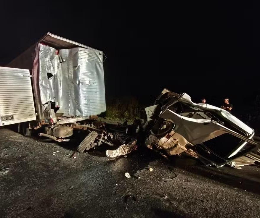 Acidente entre ônibus e caminhão deixa duas pessoas mortas e 23 feridas