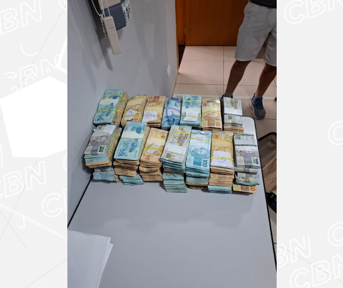 Suspeitos jogam R$ 1,2 milhão pela janela durante ação policial