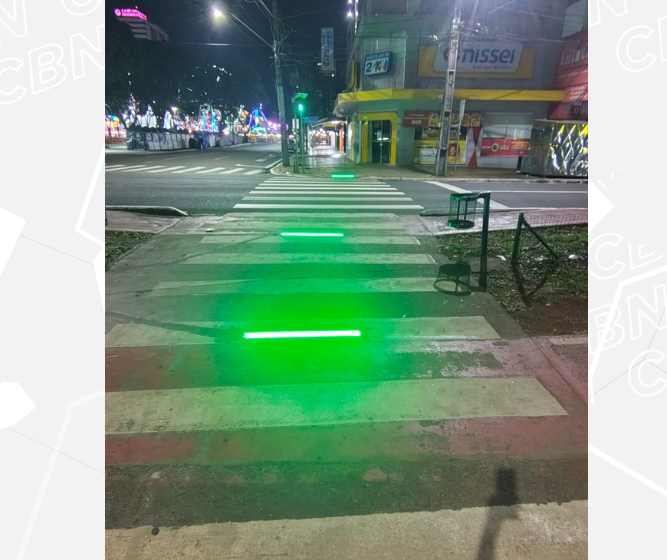 Semob instala luzes de led em faixa de pedestre na Av. Brasil