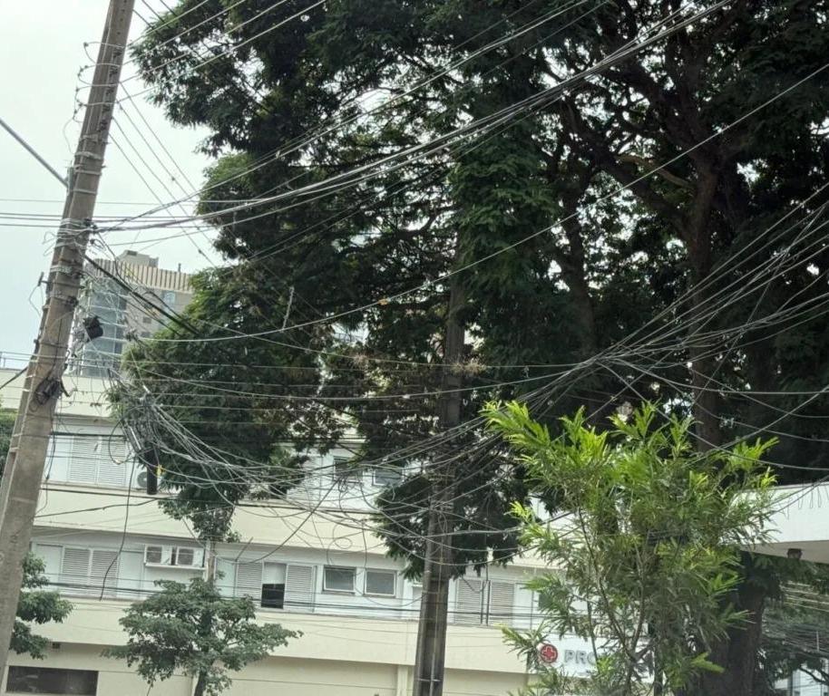 Após denúncias, Copel notifica 28 operadoras e anuncia regularização de fios em Maringá