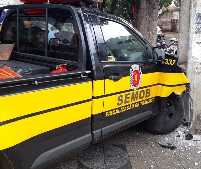 Veículo da Semob se envolve em acidente com moto em Maringá