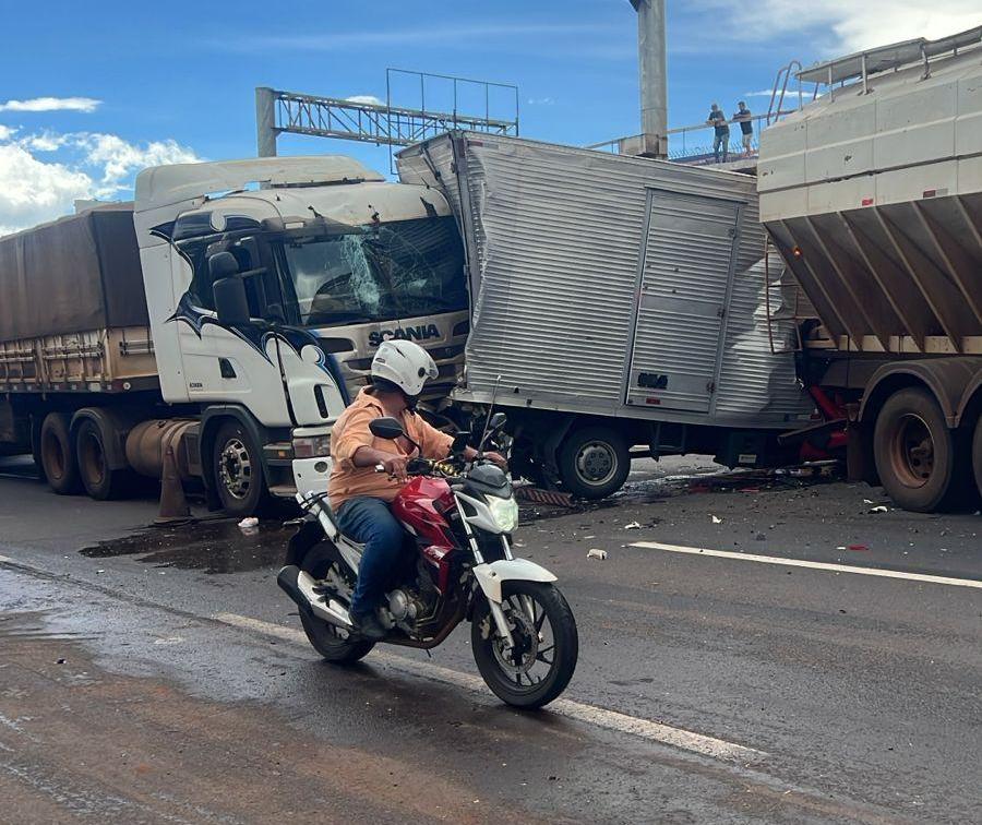 Passageiro fica preso às ferragens em engavetamento de caminhões