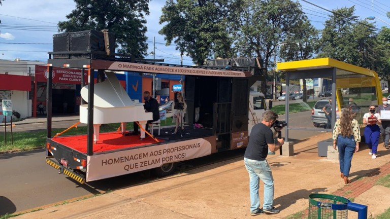 Profissionais da saúde recebem homenagem e chocolates para adocicar a Páscoa