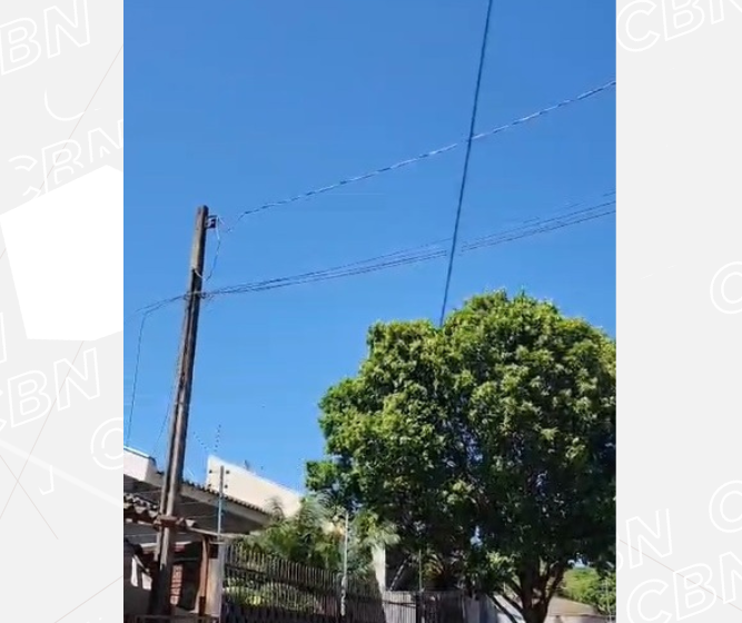 Motociclista se fere após cair de moto por causa de fiação solta