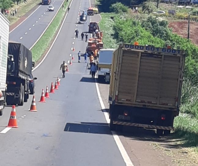 Caminhão atropela dois operários na BR-376