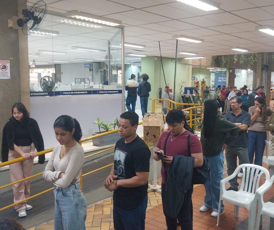 População faz fila para vacinar contra a gripe no Paço Municipal
