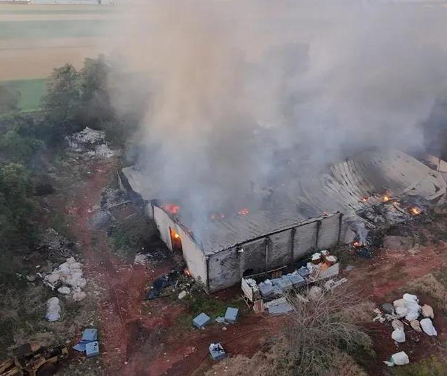 Bombeiros levam 12 horas para apagar incêndio em barracões de recicláveis