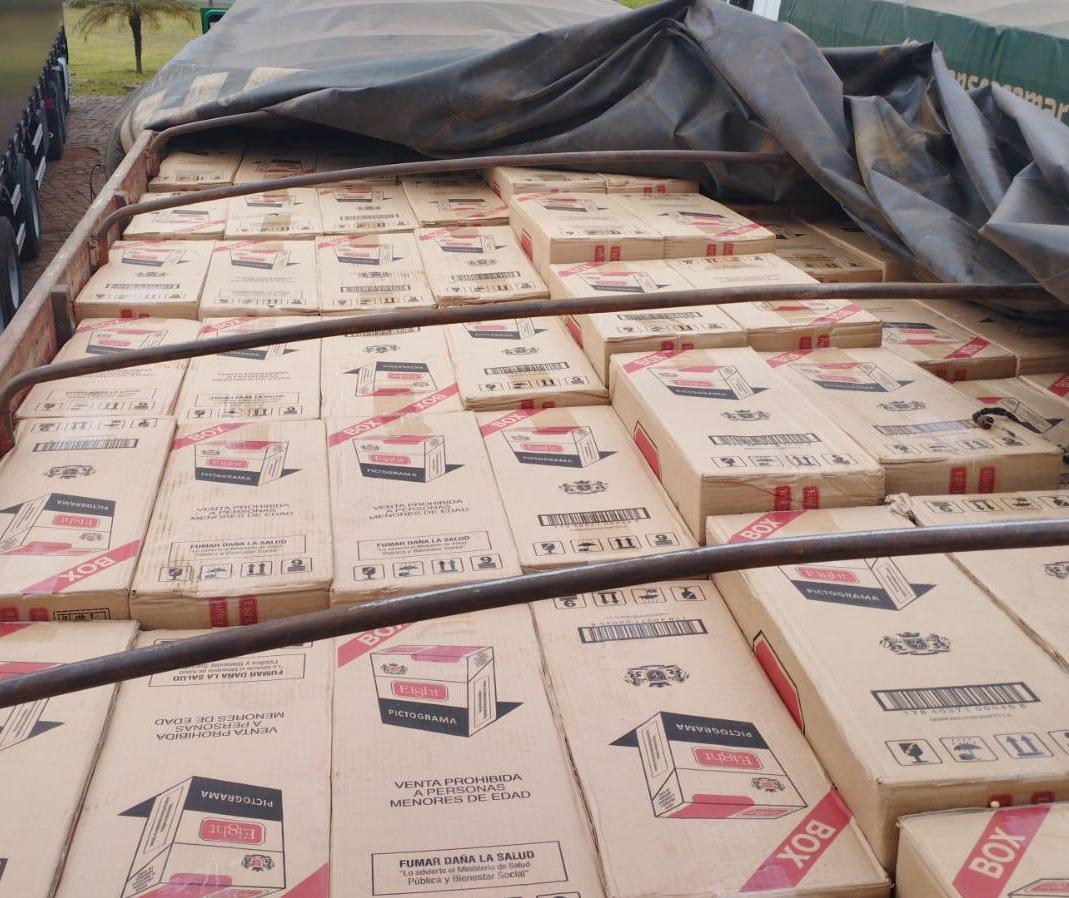 Caminhão com nota fiscal quente transportava 350 mil maços de cigarros