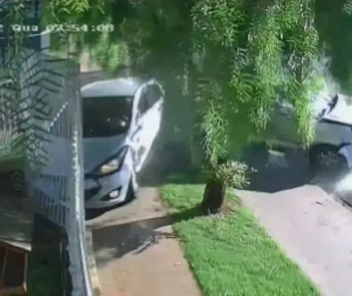 Homens provocam acidente com carro roubado e fogem em Maringá; vídeo 