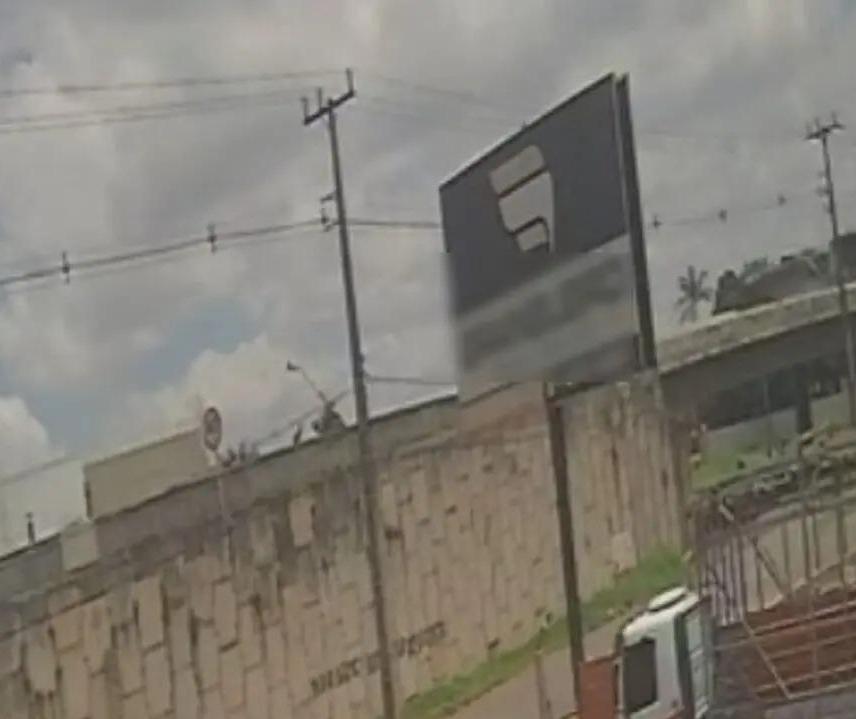 Carreta tomba no Contorno Norte em Maringá e deixa duas pessoas feridas