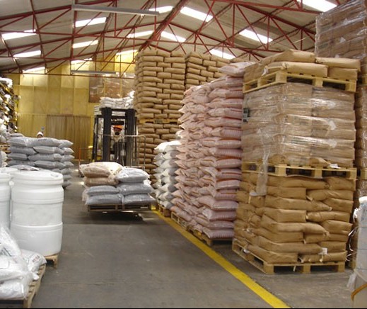 Com insumos comprados, produtores retiram o material para plantio de soja e milho