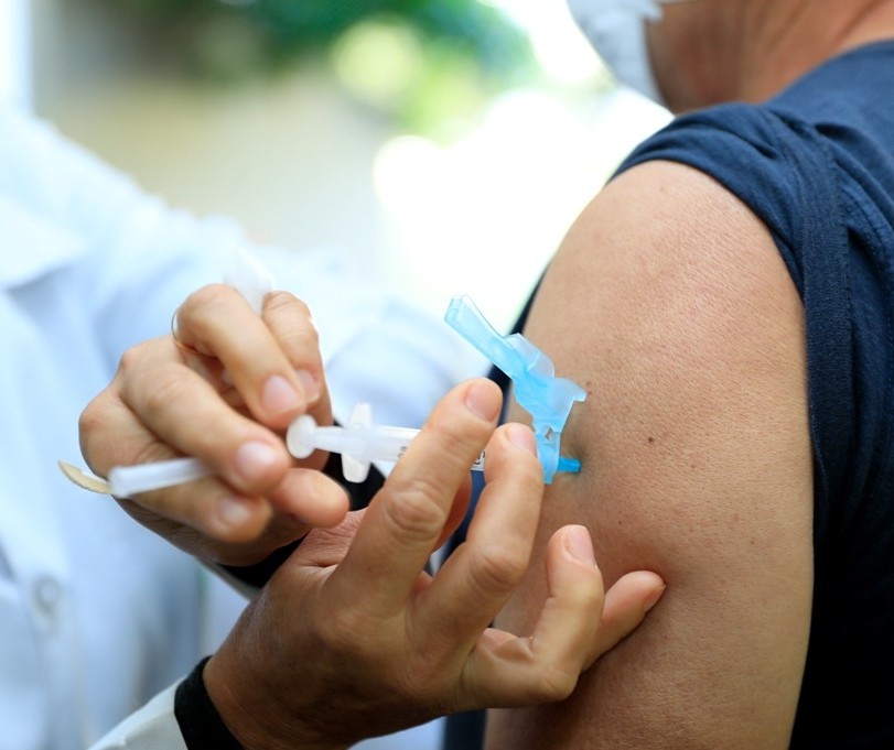 Vacinação contra Covid-19 neste sábado (22), em Maringá, ocorre apenas na Secretaria de Saúde 