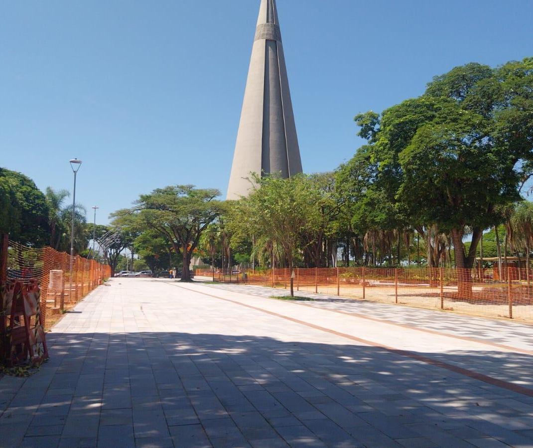 Praça Renato Celidônio é preparada para a Maringá Encantada