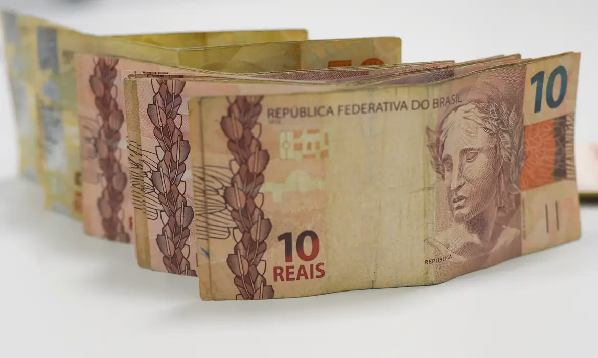 Queda da Selic anima, mas juros ainda pressionam economia do Brasil