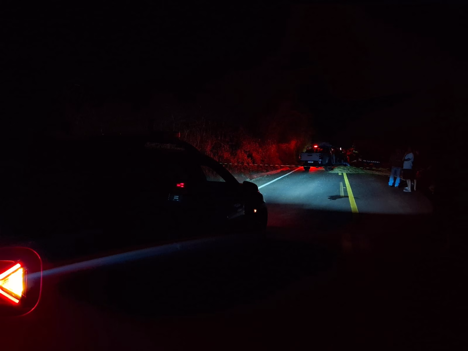 Hilux bate em traseira de caminhão e passageiro morre