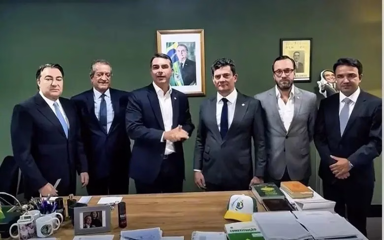 Flávio Bolsonaro anuncia filiação de Sergio Moro no PL e mexe com quadro eleitoral no Paraná